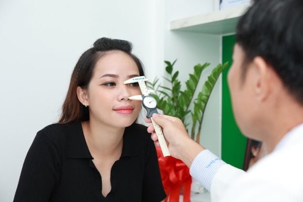 Bác sĩ thăm khám trước khi lựa chọn phương pháp nâng mũi