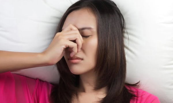 Hắt hơi mạnh sau phẫu thuật có thể gây đau mũi
