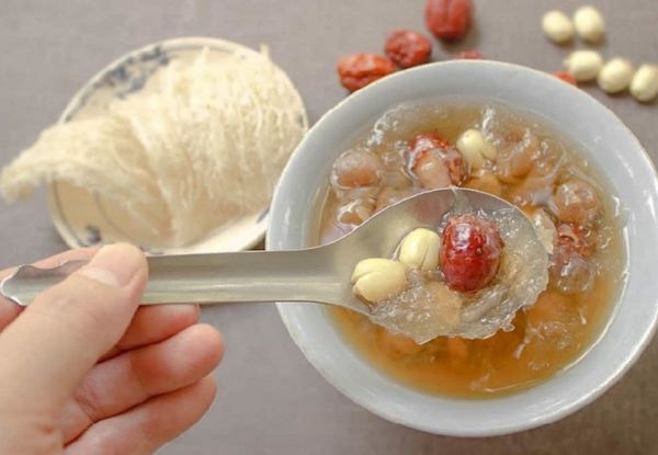 Nâng mũi ăn yến sào được không?